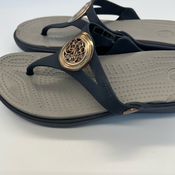 CROCS Women’s  Thong Sandal with Gold Medallion - Picture 3 of 7
